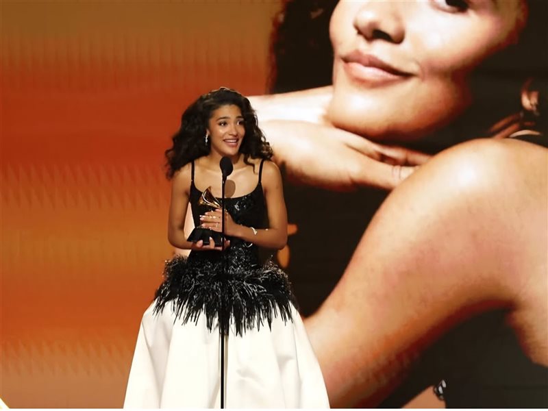 أوليفيا دين تحصد جائزة Grammy وتشعل الأضواء بإطلالة أنيقة من   chanel