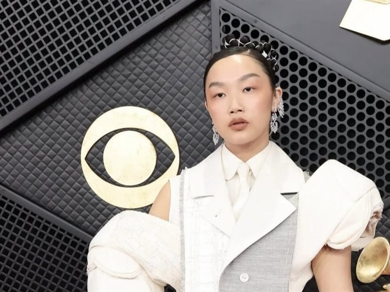 السجادة الحمراء في Grammys تتحول إلى مسرح للموضة الجريئة 