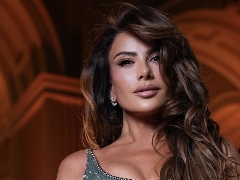 صبا مبارك تجمع بين الفخامة والبساطة بإطلالة لافتة بتوقيع جورج حبيقة 