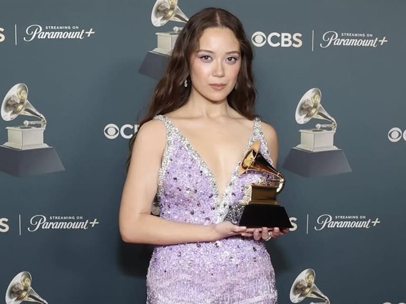 Laufey تتوّج فوزها في Grammys بإطلالتين أنيقتين من Miu Miu