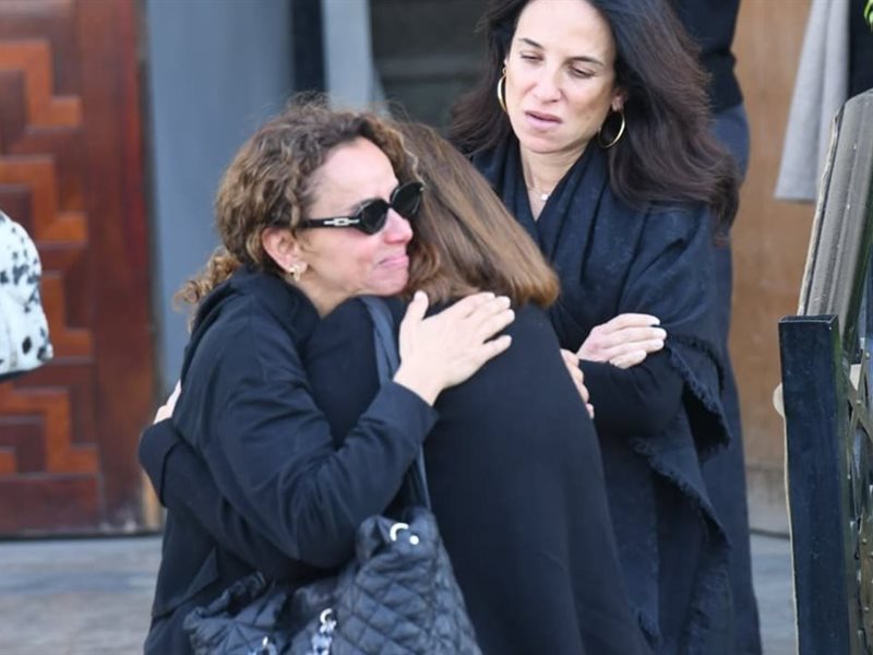 تشييع جثمان والد الفنانة علا رشدي بحضور نجوم الفن