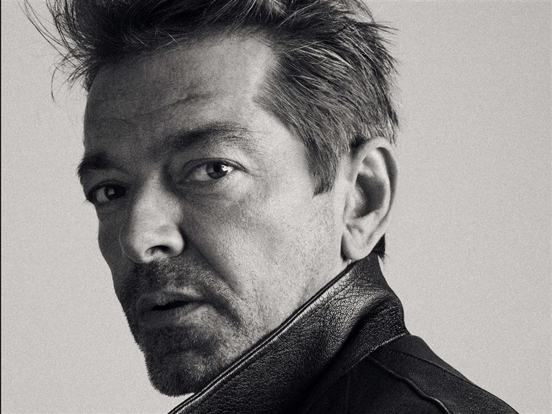 فيرساتشي تعلن تعيين بيتر موليه مديراً إبداعياً تنفيذياً للدار