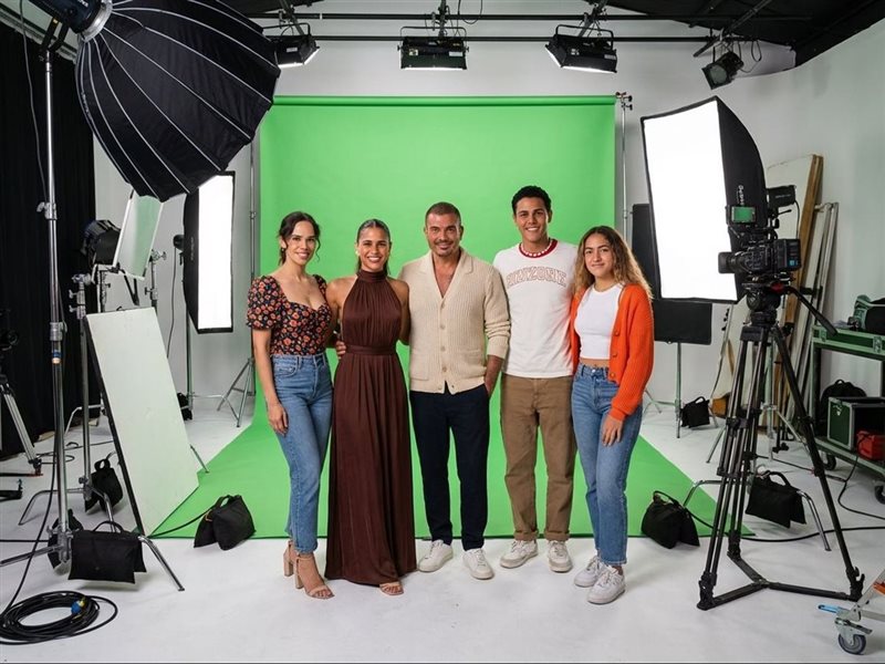 عمرو دياب يظهر مع أبنائه الأربعة في أحد إعلانات رمضان 2026