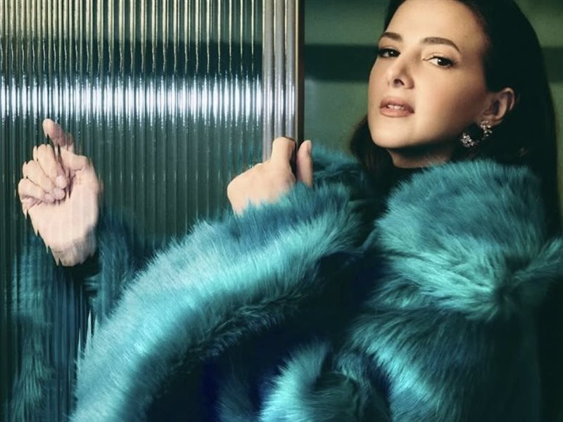 دنيا سمير غانم تكسر النمط التقليدي بإطلالة جريئة وناعمة في احدث جلسة تصوير لها 