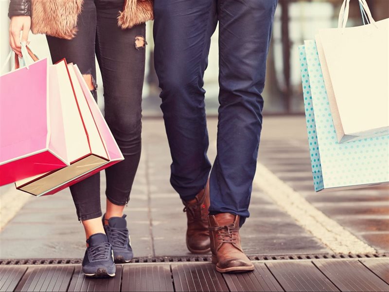 دراسة تكشف الأزواج يكونون أكثر سعادة عندما يرون شريكهم كمدخر