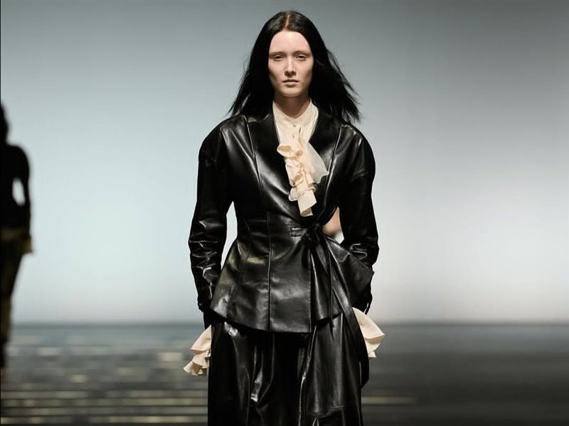 ألبرتا فيريتي تفتتح أول أيام أسبوع دبي للموضة برؤية شاعرية نابضة بالحركة