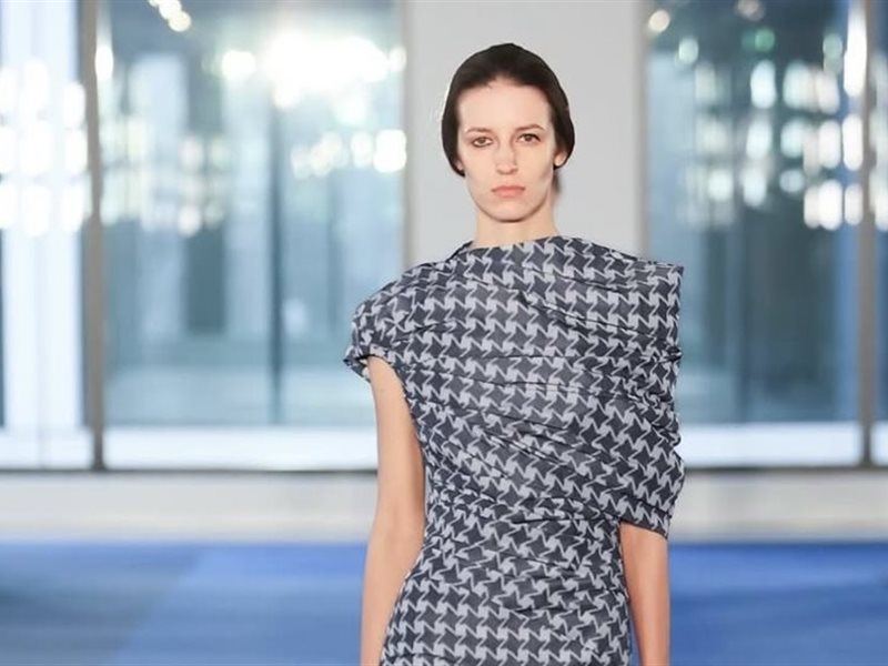  Proenza Schouler تحتفي بالقوة الأنثوية في مجموعة خريف 2026 في اسبوع الموضة في نيويورك