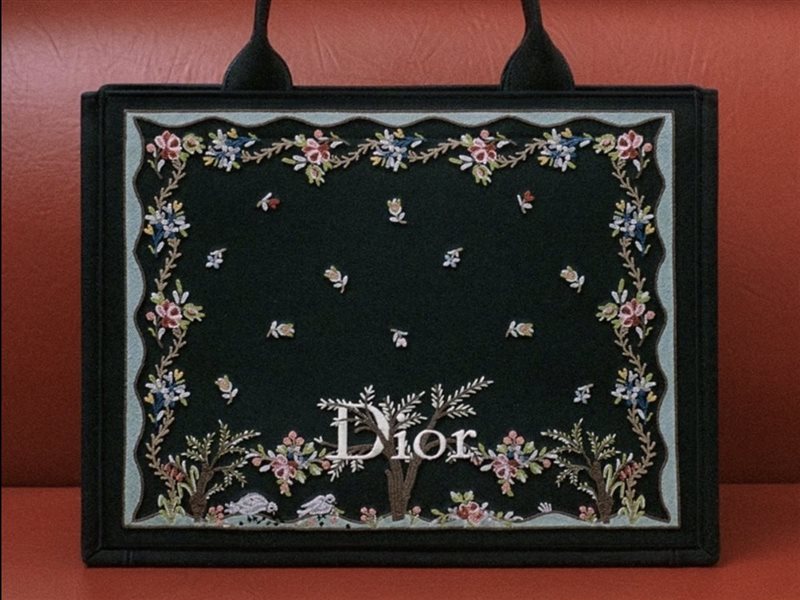  Dior تحتفي بعيد الحب بكولكشن رومانسي مستوحى من أرشيف 1956
