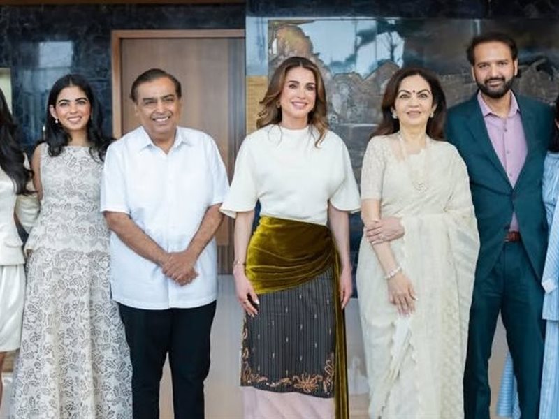 الملكة رانيا تلتقي موكيش ونيتا أمباني في الهند وتشيد بحفاوة الاستقبال