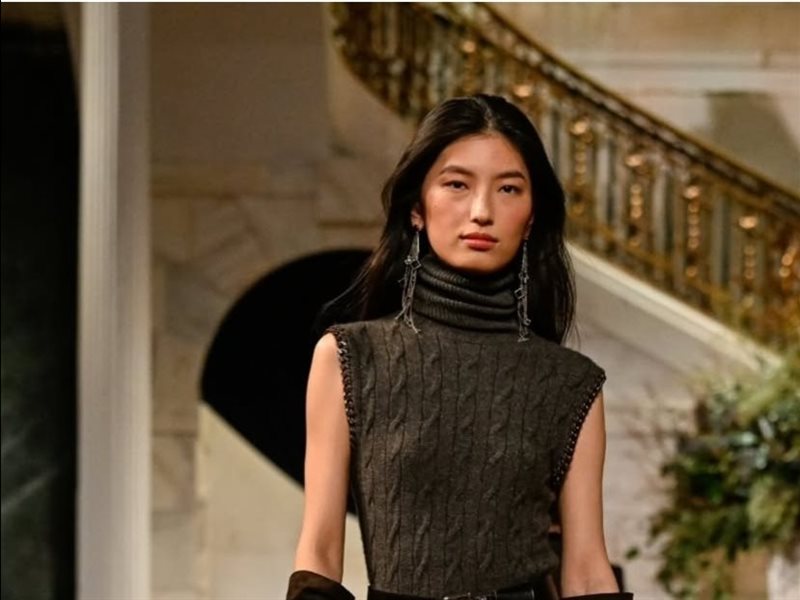 امرأة Ralph Lauren لخريف 2026… أناقة واثقة بروح متمردة لا تعترف بالزمن