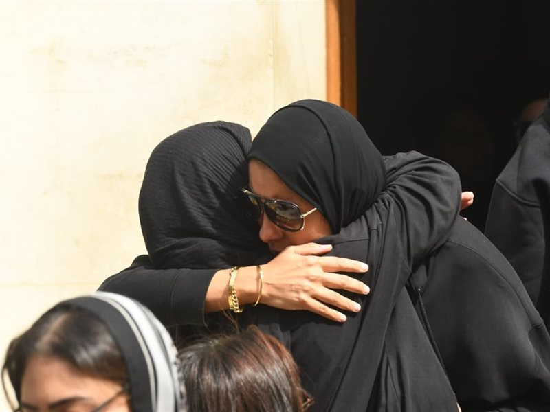 يوسف الشريف ونجوم الفن يساندون ريم مصطفى في جنازة والدتها