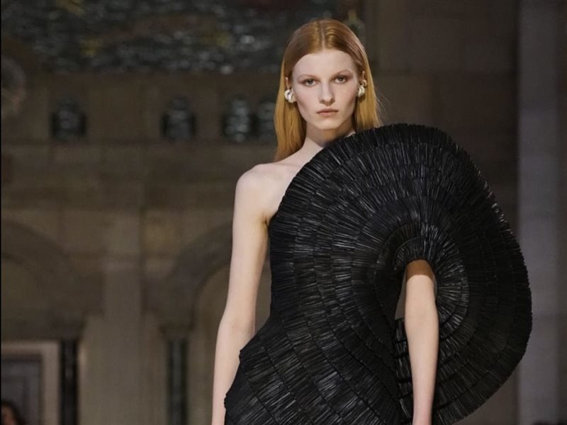  Cult Gaia تصنع لحظة مفصلية بأول عرض لها في أسبوع الموضة في نيويورك