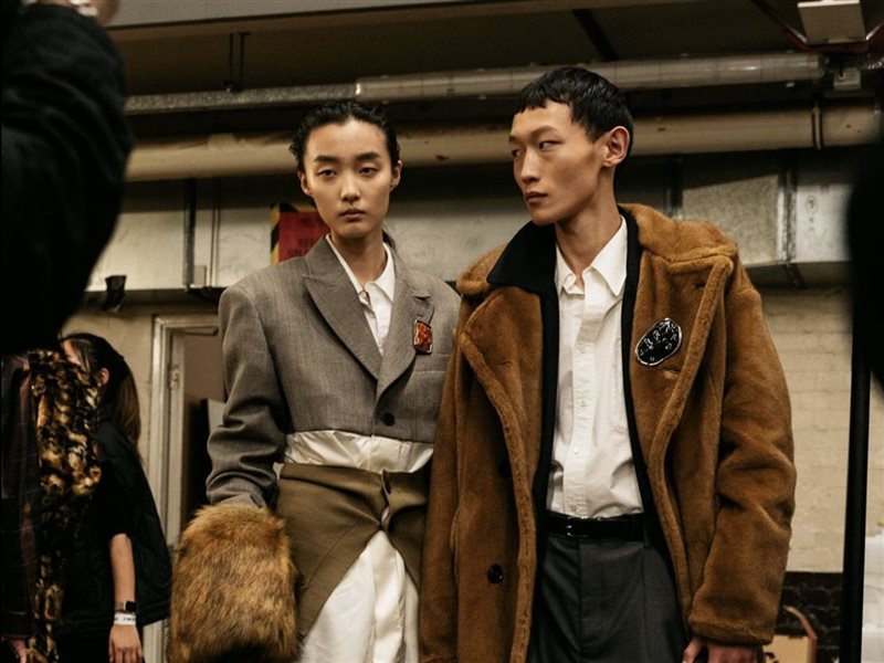 Toga Archives تستكشف سيولة الأقمشة في مجموعة AW26 خلال أسبوع الموضة بلندن