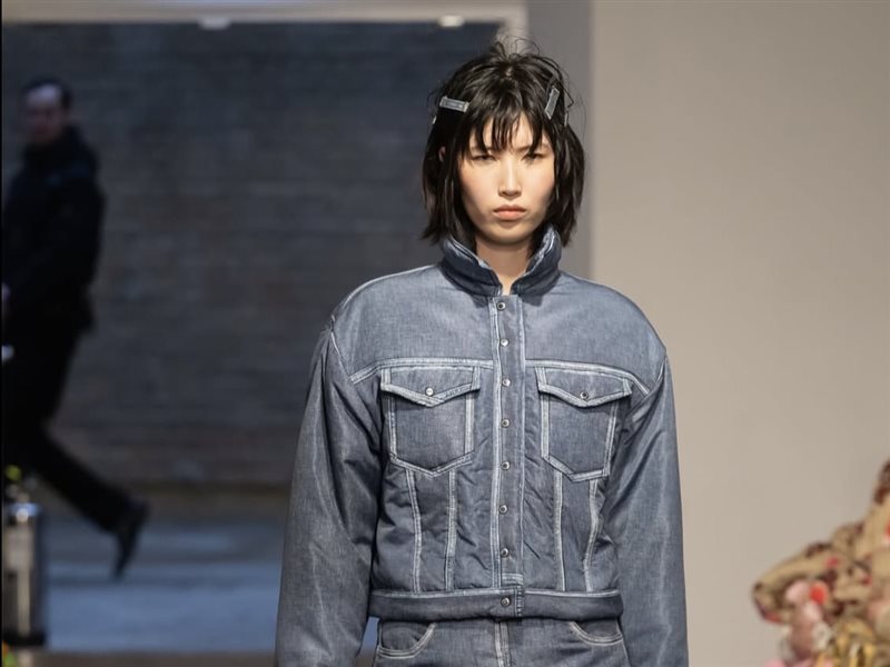 KSENIASCHNAIDER تكشف عن “DENIM WORKSHOP” في أسبوع الموضة بلندن… 