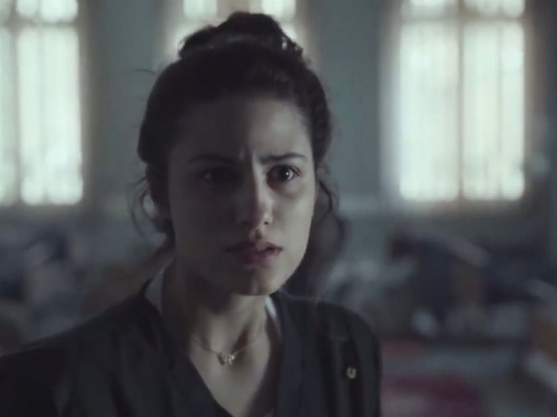 كيرا يغنم تستقبل زوجها بين مصابي غارة على مدرسة في صحاب الأرض