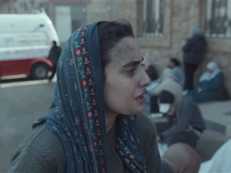 سارة يوسف تطلب مصحف من منة شلبي بعد اصابتها بالقصف في الحلقة الثانية من 