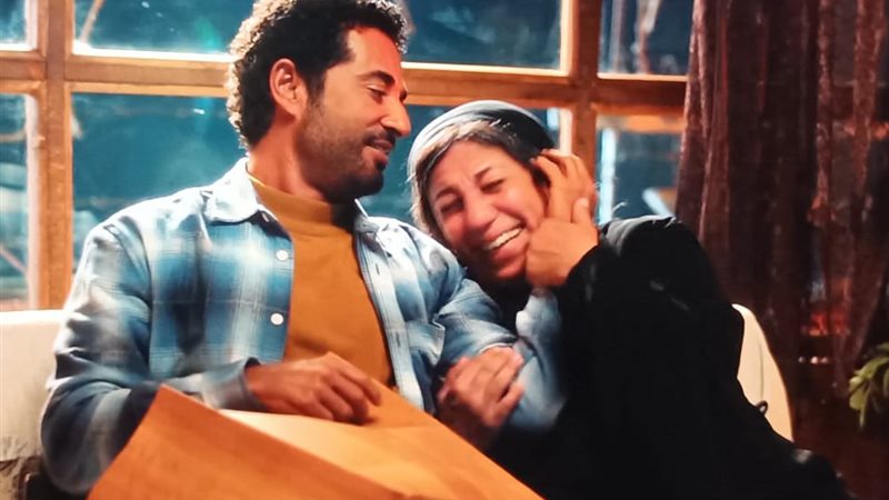 عباس ووالدته