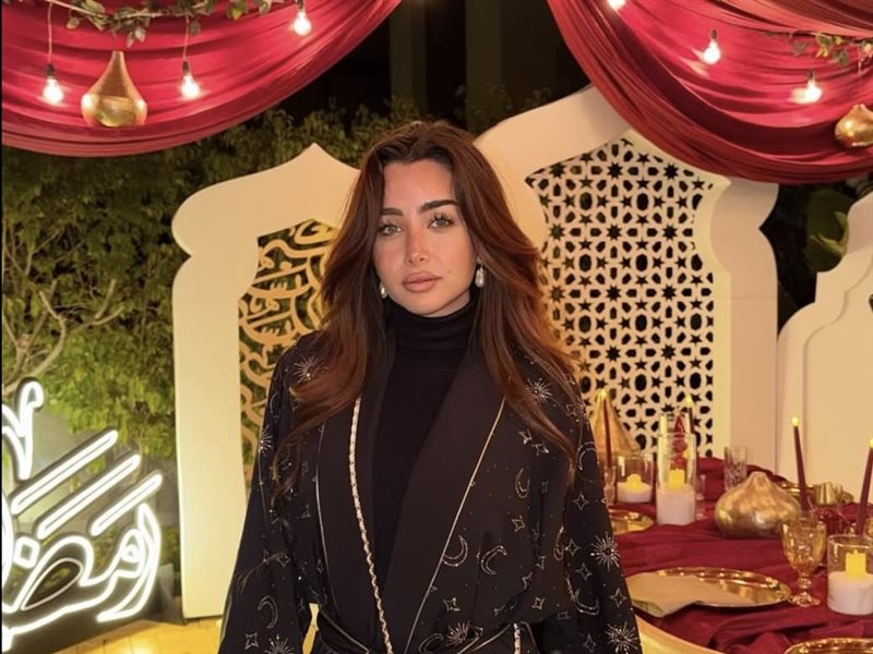 هنا الزاهد تتألق بإطلالة سوداء أنيقة في أجواء رمضانية ساحرة