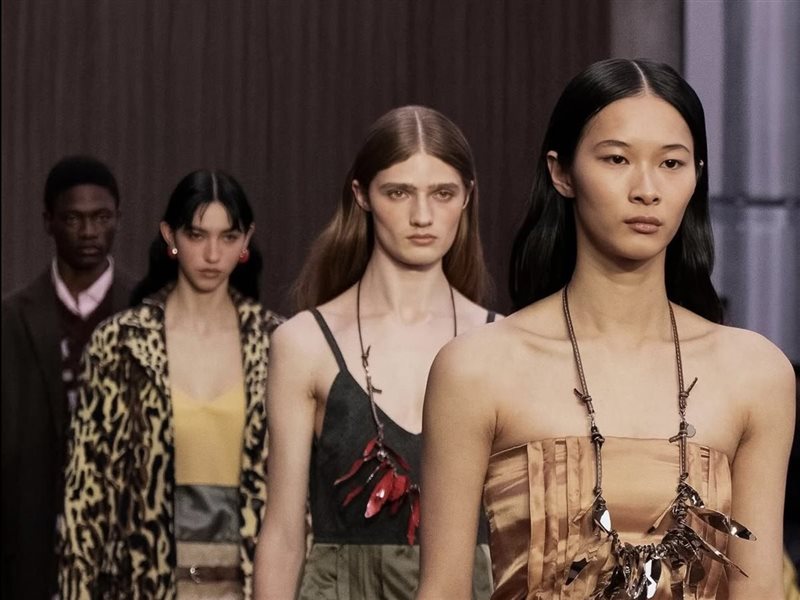 ميريل روغ تقدّم أولى مجموعاتها لدار مارني في أسبوع الموضة بميلانو