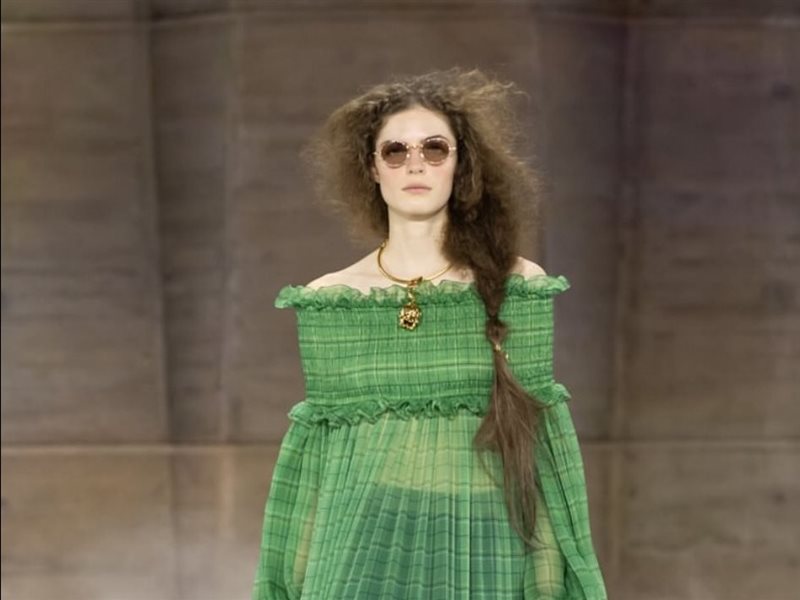 Chloé تقدم رؤيتها لشتاء 2026 بتوقيع Chemena Kamali