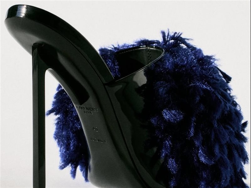 سارة بورتون تكشف عن إكسسوارات Givenchy في مجموعة شتاء 2026