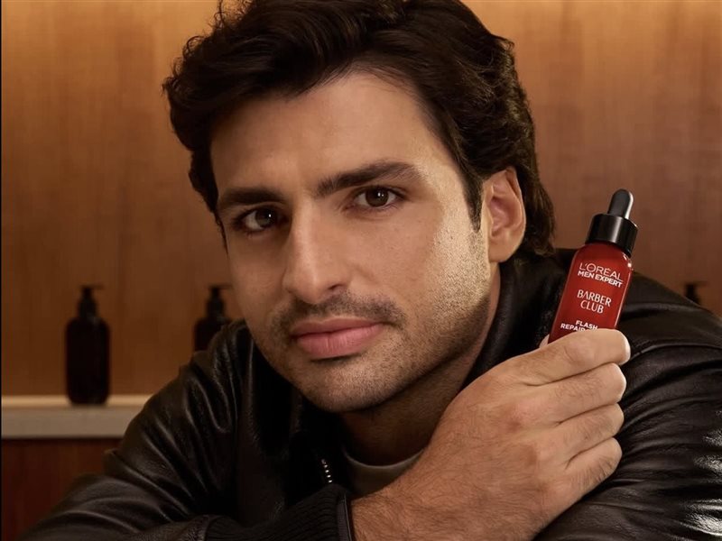 كارلوس ساينز يكشف سر روتين العناية ببشرته مع L’Oréal Paris