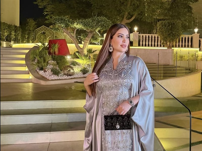 نسرين طافش تتألق بإطلالة رمضانية فضية تجمع بين الرقي والبساطة