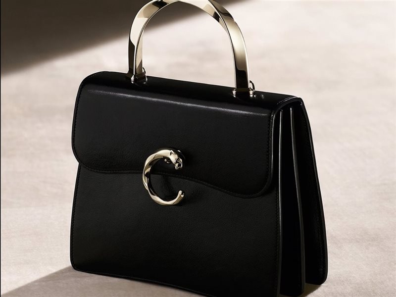 رأس الفهد الأيقوني يتألق في تصميم بانثير دو كارتييه بلمسة ذهبية