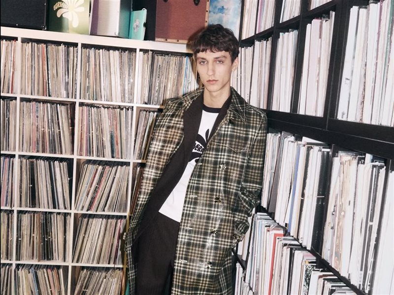 بربري تعيد ابتكار الإطلالات اليومية بلمسات جريئة على الأكمام