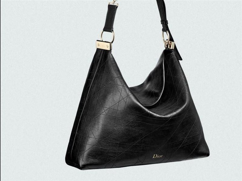 حقيبة “ديورلي”.. جوناثان أندرسون يعيد تعريف الأناقة اليومية لدى Dior