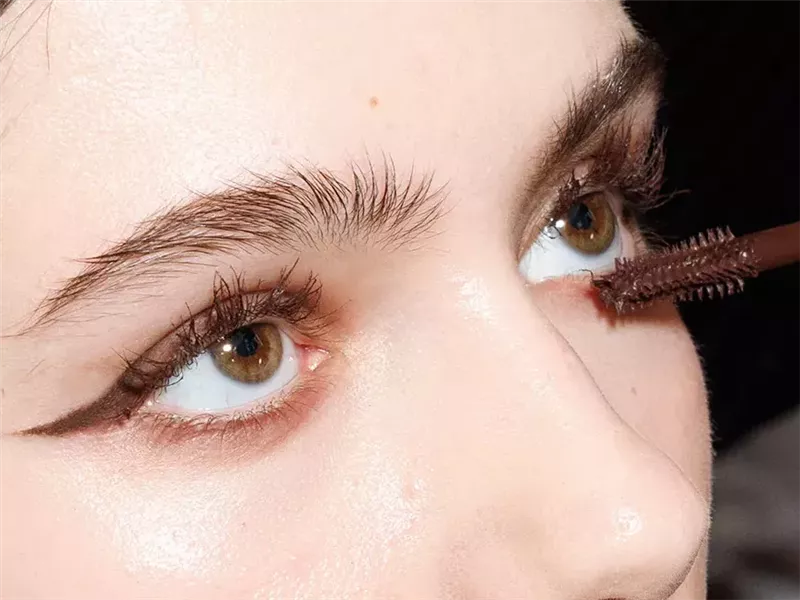 كيفية وضع الماسكارا بشكل صحيح لرموش كثيفة وطويلة