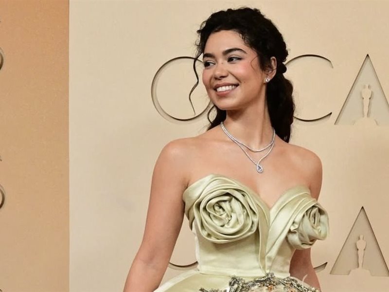 من بالنسياغا إلى ديور.. أناقة النجوم تزين السجادة الحمراء للأوسكار