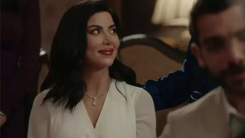 كارولين عزمي بدور