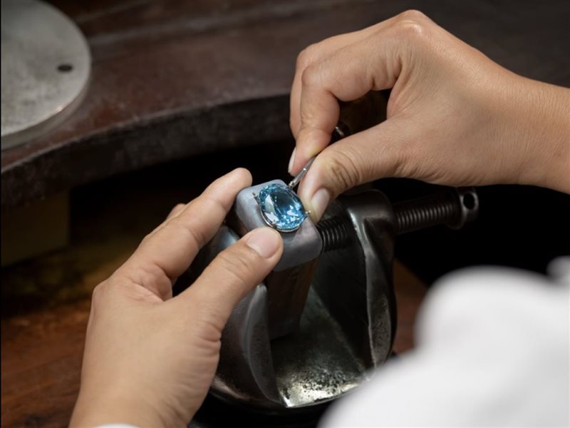 Prada تحتفي بحجر الأكوامارين في مجموعة Couleur Vivante الراقية