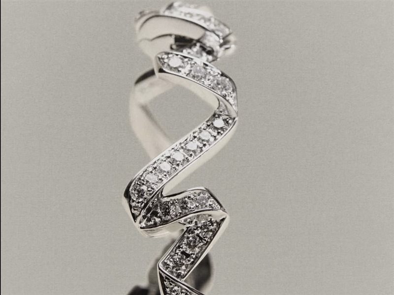 Dior تكشف عن Diorama… شرائط ذهبية مرصعة بالألماس بتوقيع فاخر