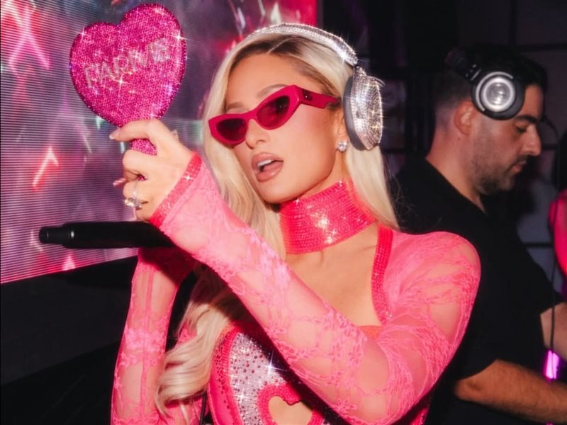 باريس هيلتون تحتفل بعيد ميلادها بأجواء “باربي” وإطلالة وردية لافتة