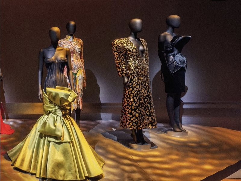 سكياباريللي في «فيكتوريا وألبرت»… حين تتحول الموضة إلى فن سريالي نابض بالحياة