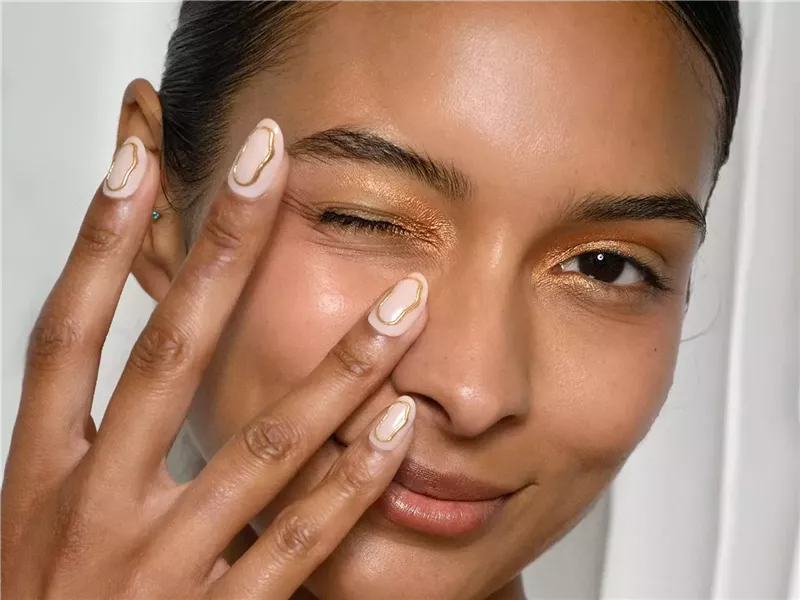 أفضل حيل الكونسيلر لإخفاء الخطوط الدقيقة