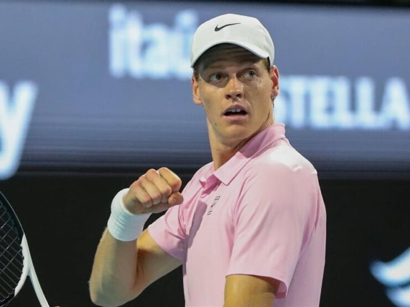 سينر يقترب من إنجاز فيدرر بعد تجاوز زفيريف في نصف نهائي ميامي