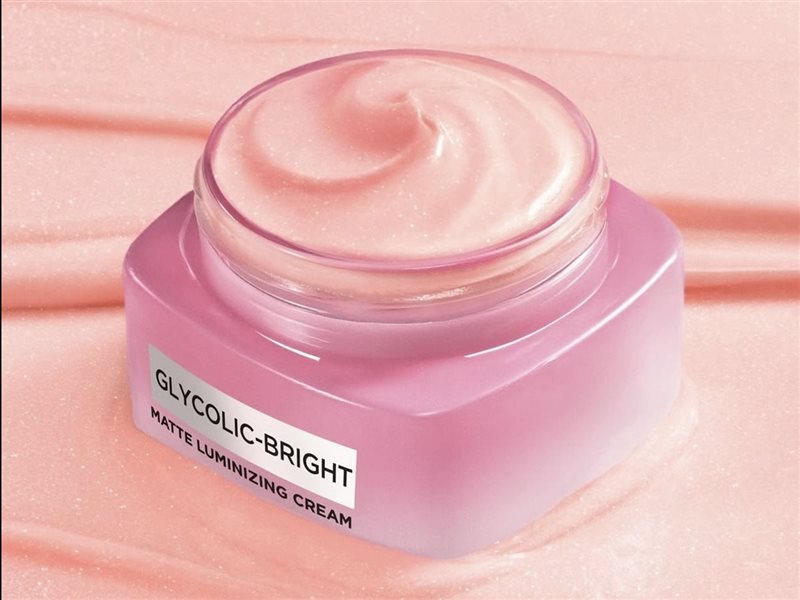 إشراقة مطفية بلمسة فاخرة مع كريم MATTE LUMIZING من لوريال باريس