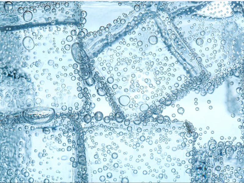 ماذا يحدث في جسمك عند شرب المياه الغازية يوميًا؟