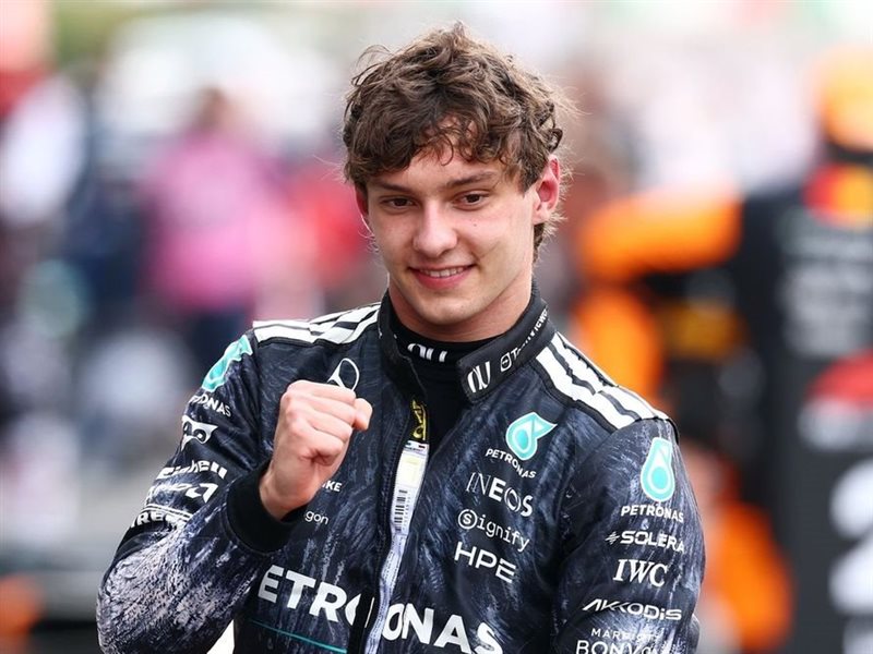 أنتونيلي يكتب التاريخ في سوزوكا: أصغر متصدر للبطولة وأول إيطالي يكرر الفوز منذ 1953