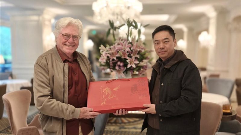 حسين فهمي وتسوي يان