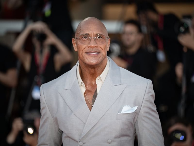 ديزني تكرم دواين جونسون كأحد أساطيرها وتستعد لعرض فيلمه الجديد 