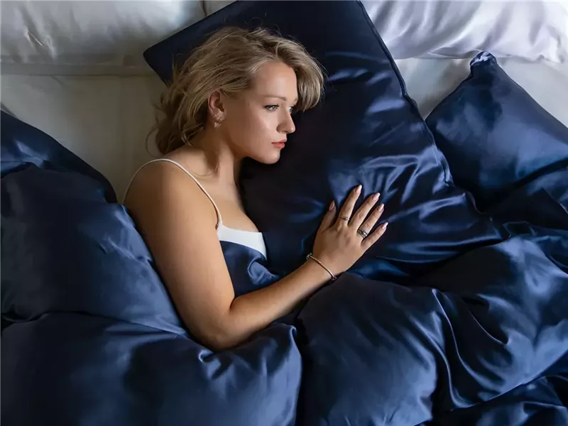 لصحة بشرتك وشعرك.. اهمية الاعتماد على اغطية وسائد من الحرير