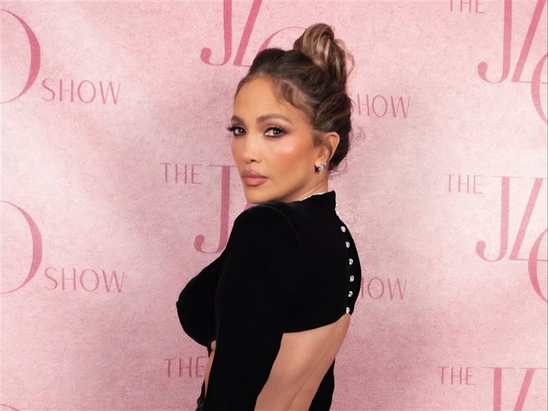 الأناقة السوداء عنوان حضور جينيفر لوبيز في عرضها بـ لاس فيغاس