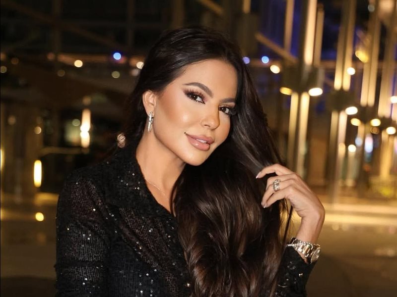 ليليا الأطرش تلفت الأنظار بالسيكوانس وحقيبة كروس بودي من توقيع Balenciaga 