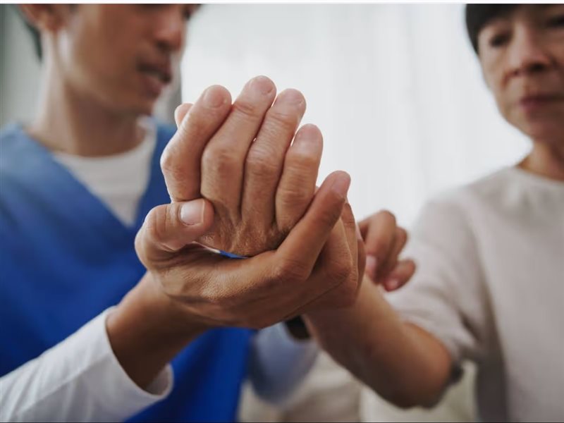 علامات في الأظافر قد تكون مؤشرًا مبكرًا على أمراض القلب أو الكبد