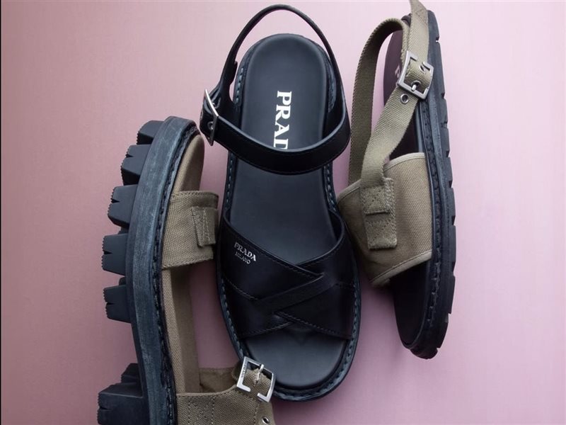 برادا تعيد ابتكار الكلاسيكية بلمسة جريئة في المجموعة الصيفية