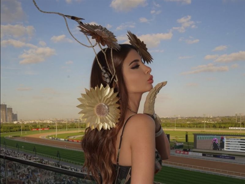 باولا الست تتألق بفستان مزين بالورود وقبعة مبتكرة من توقيع Kim Fletcher Millinery